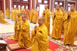 Chư Tăng tuần tự theo hạ lạp tác pháp an cư tại chùa Diệc