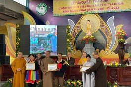 Ban Tổ chức trao giải thưởng đến các gia đình Phật tử