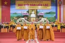 Hòa thượng Thích Minh Thiện trao Bằng khen đến các giới tử thi tụng luật được kết quả cao tại Đại giới đàn Liễu Lạc