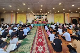 Các em học sinh vân tập tại chánh điện chùa Đại Tuệ tụng kinh