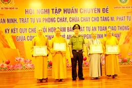 Lãnh đạo Công an tỉnh Nghệ An trao Giấy khen đến các tập thể và cá nhân có đóng góp trong phong trào toàn dân bảo vệ an ninh Tổ quốc, góp phần giữ gìn trật tự an toàn xã hội