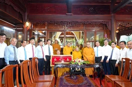 Phái đoàn lãnh đạo tỉnh Đồng Nai dâng khánh vàng kính mừng bách tuế Trưởng lão Hòa thượng Thích Thanh Từ