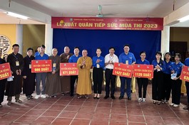 Đại diện Ban Trị sự GHPGVN tỉnh Tuyên Quang trao các bảng tượng trưng những suất cơm miễn phí sẽ hỗ trợ cho các điểm thi tại huyện, TP