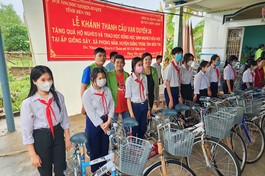 Nhóm từ thiện Vạn Duyên trao “Nhịp cầu yêu thương” ở Bến Tre