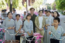 Nghệ sĩ Đại Nghĩa, Huỳnh Lập trao xe đạp đến các em