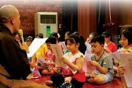 Khóa tu dành cho thiếu nhi nhưng không chỉ các em đến chùa, mà quý phụ huynh cũng nhân cơ hội này “dự thính” và “học lỏm” các kỹ năng sống, giáo lý Phật pháp mà quý thầy và các bạn tình nguyện viên đang là giáo viên, dạy cho con trẻ.