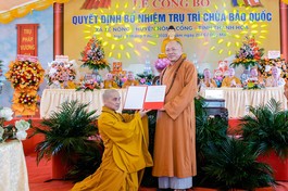 Thượng tọa Thích Tâm Định trao quyết định bổ nhiệm trụ trì chùa Bảo Quốc đến Đại đức Thích Nhuận Tánh