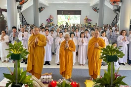 Chư Tăng, Phật tử tịnh xá Trung Tâm cúng dường trường hạ chùa Bạch Vân (Bến Tre)