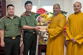 Đại tá Lê Văn Thái, Phó Giám đốc Công an tỉnh Nghệ An nhận quà chúc mừng từ Ban Trị sự GHPGVN tỉnh Nghệ An