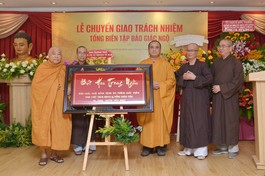 Hòa thượng Thích Giác Toàn (Trần Quê Hương) và Thượng tọa Thích Tâm Hải cùng quý Thầy trong lễ chuyển giao trách nhiệm Tổng Biên tập Báo Giác Ngộ tháng 11-2022 - Ảnh: Bảo Toàn