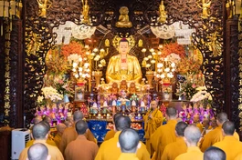 Thượng tọa Thích Minh Nhựt, Trưởng ban Trị sự GHPGVN Q.Phú Nhuận sách tấn chư hành giả an cư tại hạ trường chùa Đại Giác