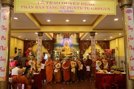 Trao quyết định chuẩn y nhân sự đến thành viên Phân ban Tăng sự Nam tông Kinh khóa IX (2022-2027)