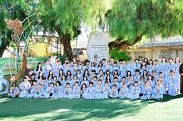 Các em tham gia khóa tu chụp ảnh lưu niệm với hai Sư cô hướng dẫn