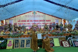 Hòa thượng Thích Từ Vân, Trưởng ban Trị sự GHPGVN tỉnh Gia Lai trao quyết định bổ nhiệm trụ trì chùa Minh Châu đến Thượng tọa Thích Đức Tiến