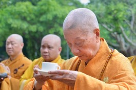 Trưởng lão Hòa thượng Thích Trí Quảng dâng trà cúng dường Giác linh Đại lão Hòa thượng Thích Thiện Hào tại bảo tháp - Ảnh: Bảo Toàn/BGN