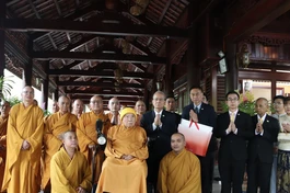 Phái đoàn Hội Liên hữu Phật giáo Thế giới chụp ảnh lưu niệm cùng Thiền sư Thích Thanh Từ trước trượng thất của ngài