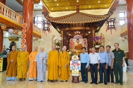 Lãnh đạo Q.8 tặng quà, chụp ảnh lưu niệm cùng chư tôn đức tại hạ trường chùa Quan Âm