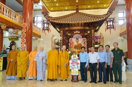 Lãnh đạo Q.8 tặng quà, chụp ảnh lưu niệm cùng chư tôn đức tại hạ trường chùa Quan Âm