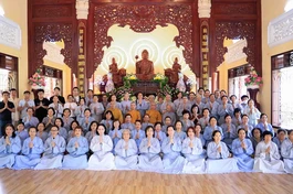 Đoàn chụp ảnh lưu niệm tại thiền viện Huệ Chiếu