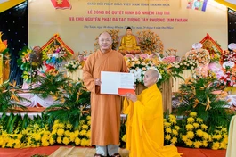 Thượng tọa Thích Tâm Định trao quyết định bổ nhiệm trụ trì chùa Linh Ngọc đến Đại đức Thích Tâm Độ
