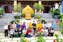 Đoàn chụp hình lưu niệm trước chính điện chùa Diệc (TP.Vinh, Nghệ An)