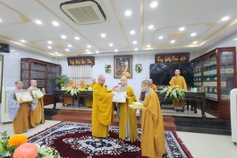 Hòa thượng Thích Nhựt Hỷ trao giải Nhất đến Sư cô Thích nữ Thuận Niệm 