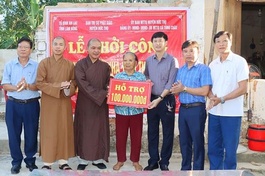 Ban Trị sự GHPGVN H.Đức Thọ và tổ đình An Lạc trao 100 triệu đồng xây dựng nhà tình thương