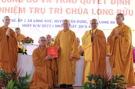 Thượng tọa Thích Quảng Tâm, Phó Trưởng ban Thường trực Ban Trị sự GHPGVN tỉnh Long An trao quyết định bổ nhiệm trụ trì chùa Long Bửu đến Đại đức Thích Nguyên Tấn