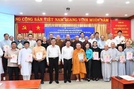 Sở Tài nguyên & Môi trường TP.HCM trao Giấy chứng nhận quyền sử dụng đất cho 30 tổ chức tôn giáo vào chiều 9-8