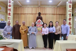 Tặng quà đến Ban Chức sự hạ trường chùa Phước Thiện