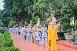 Thượng tọa Thích Tịnh Tâm, trụ trì chùa Hoằng Linh hướng dẫn các khóa sinh kinh hành trong khuôn viên chùa 