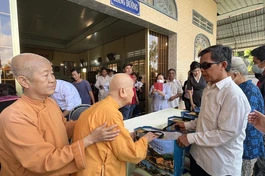 Ni trưởng Thích nữ Tân Liên thăm hỏi, động viên người khiếm thị