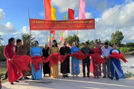 Cắt băng khánh thành cầu Phước Thiện tại ấp Đất Mới, X.Phong Điền, H.Trần Văn Thời, Cà Mau
