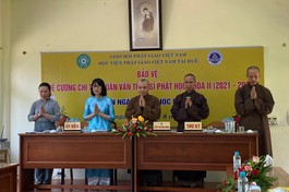 Hội đồng bảo vệ đề cương chuyên ngành Văn học Phật giáo niệm Phật cầu gia hộ trước khi học viên bắt đầu trình bày đề cương chi tiết