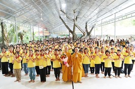 Các em khóa sinh chụp ảnh lưu niệm cùng Hòa thượng Thích Minh Thiện, Trưởng ban Trị sự GHPGVN tỉnh Long An và Đại đức Thích Lệ Ngôn, Trưởng ban Tổ chức khóa tu