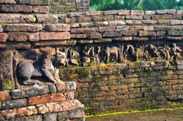 Những hiện vật bằng đất nung của một bảo tháp được khai quật