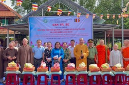 Ban Trị sự GHPGVN tỉnh Bình Phước, chùa Nam Thiên Nhất Trụ (TP.HCM) trao quà từ thiện đến bà con khó khăn