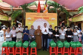 Chương trình trao quà đến các hộ nghèo, cận nghèo, khó khăn trên địa bàn Q.Bình Thạnh tại Chơn Đức thiền viện