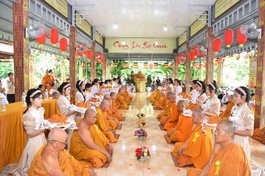 Lễ sớt bát, dâng y ca-sa cúng dường tại các tự viện nhân mùa Vu lan - Báo hiếu 