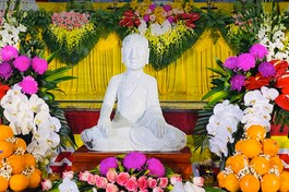 Tôn tượng Phật Hoàng Trần Nhân Tông được chế tác bằng ngọc bích Jadeite - Ảnh: Yến Anh