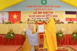 Hòa thượng Thích Thiện Tấn trao quyết định bổ nhiệm trụ trì chùa Vạn An - niệm Phật đường Văn Quỹ đến Sư cô Thích nữ Thông Đỉnh