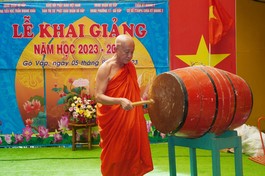 Hòa thượng Thích Thiện Chiếu, Giám đốc Cơ sở từ thiện xã hội chùa Kỳ Quang II, trụ trì chùa đánh trống khai giảng năm học 2023-2024