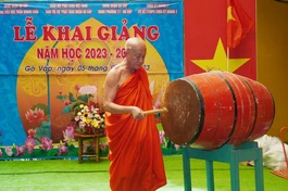 Hòa thượng Thích Thiện Chiếu, Giám đốc Cơ sở từ thiện xã hội chùa Kỳ Quang II, trụ trì chùa đánh trống khai giảng năm học 2023-2024