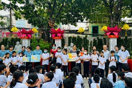 Trao quà đến các em học sinh lớp học tình thương tại chùa Liên Hoa