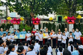 Trao quà đến các em học sinh lớp học tình thương tại chùa Liên Hoa