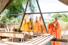 Chư tôn đức thực hiện nghi thức sái tịnh, chú nguyện trước khi rót đồng đúc chuông