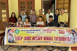 Chương trình "Tiếp sức ngày khai trường" tặng 50 chiếc xe đạp cho các em học sinh có hoàn cảnh khó khăn