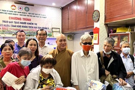 Chùa Vạn Hải, Lộc Dã và tịnh xá Ngọc Sơn (Q.8) trao quà đến người khiếm thị, khó khăn 