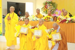 Hòa thượng Thích Chơn Minh trao Giấy khen cho Tăng sinh đạt thành tích cao trong học tập