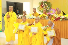 Hòa thượng Thích Chơn Minh trao Giấy khen cho Tăng sinh đạt thành tích cao trong học tập